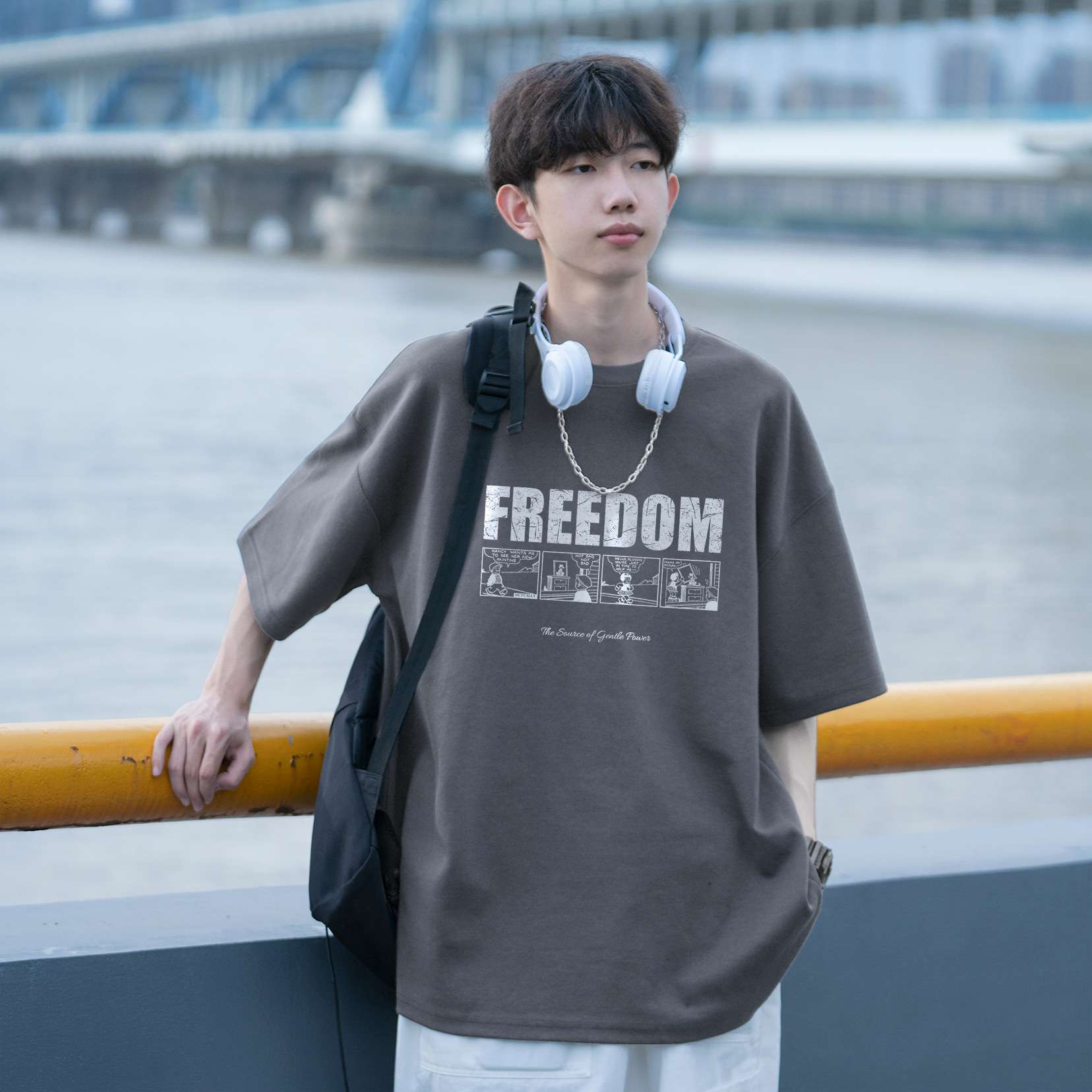 自由を表現するグラフィックTシャツ シンプルファッション