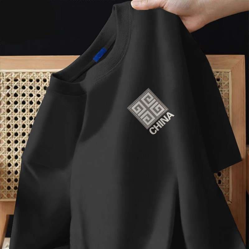 ロゴ入りカジュアルTシャツ シンプルファッション