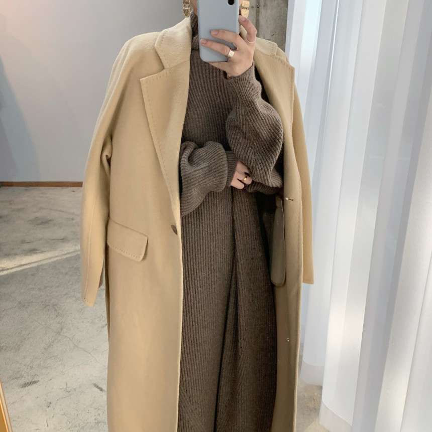 たっぷりボリューム袖のロングニット シンプルファッション