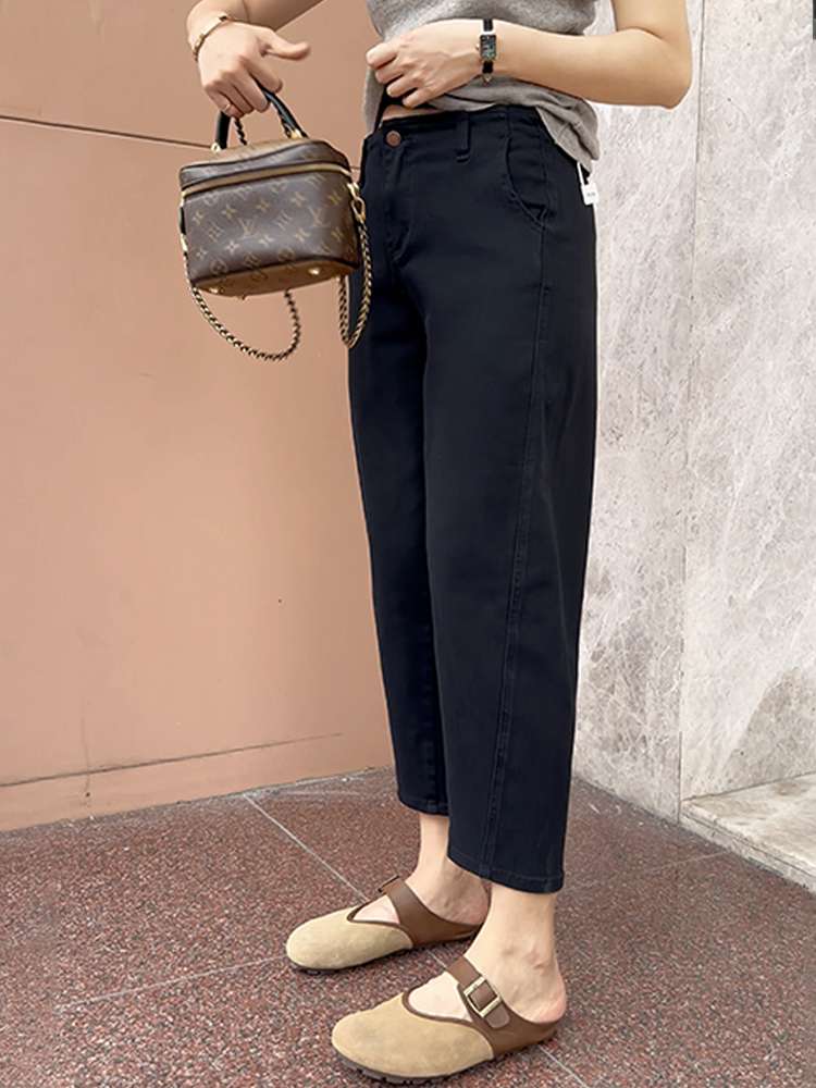 ゆったりシルエットのクロップドパンツ シンプルファッション