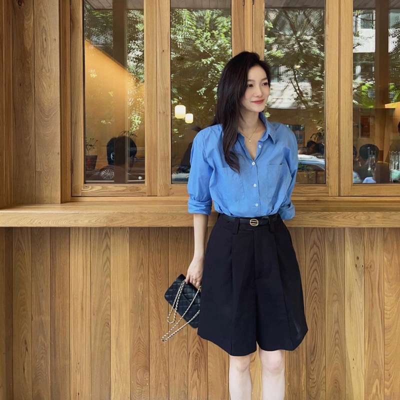 ゆったりシルエットの長袖シャツ シンプルファッション