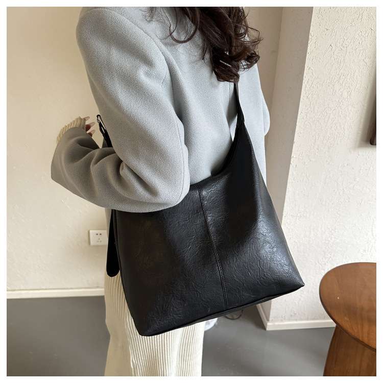 しなやかレザー肩掛けバッグ シンプルファッション