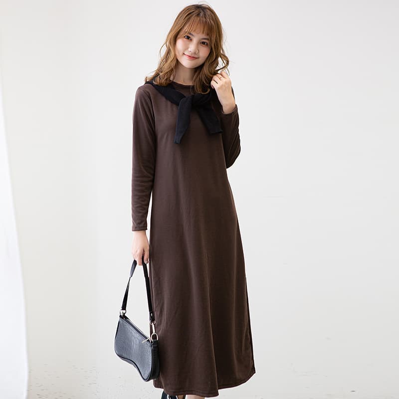 やわらか素材の長袖ワンピース シンプルファッション