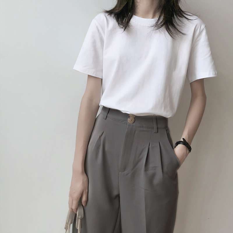 無地Tシャツ シンプルファッション