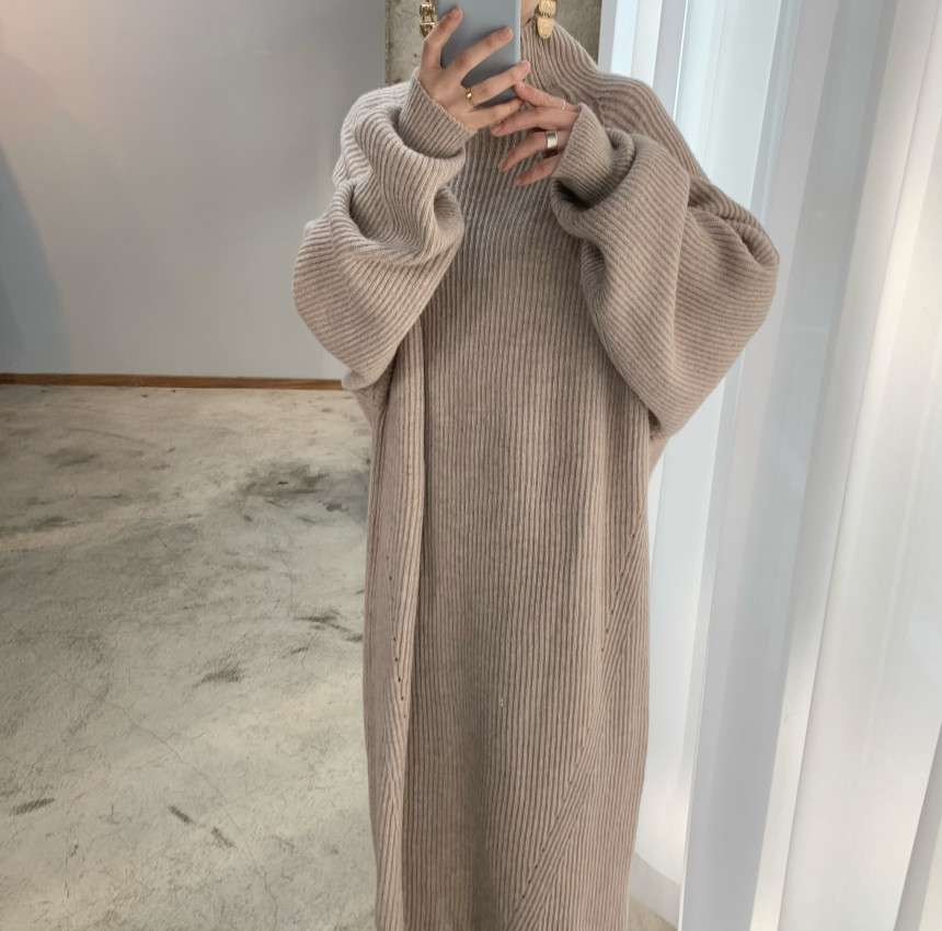 たっぷりボリューム袖のロングニット シンプルファッション
