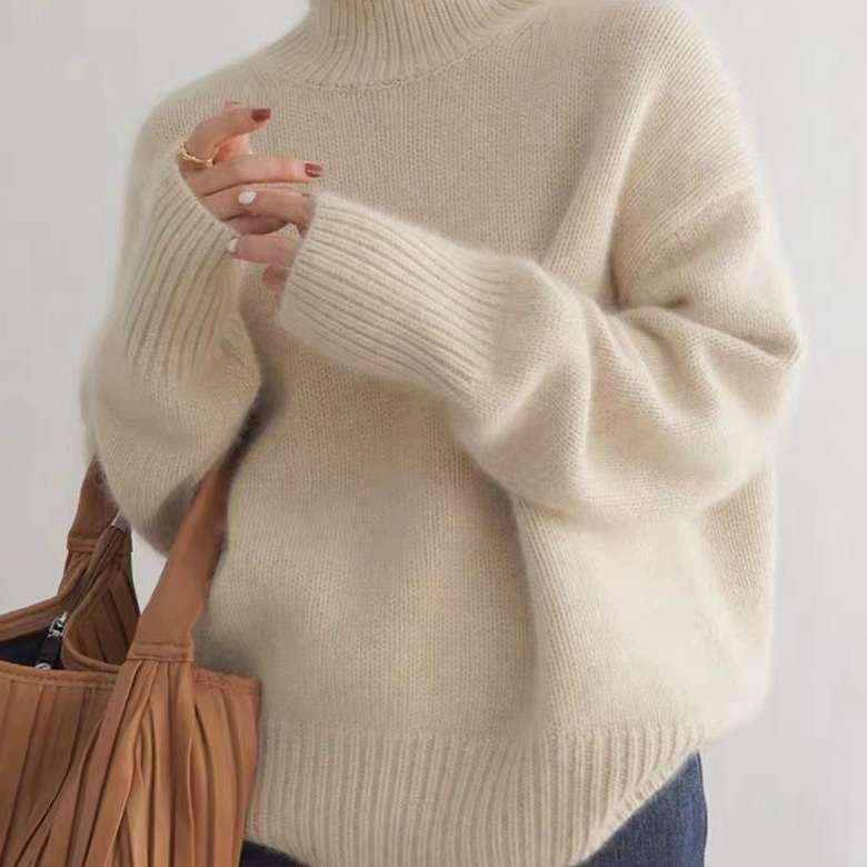 ふんわりタートルネックセーター シンプルファッション