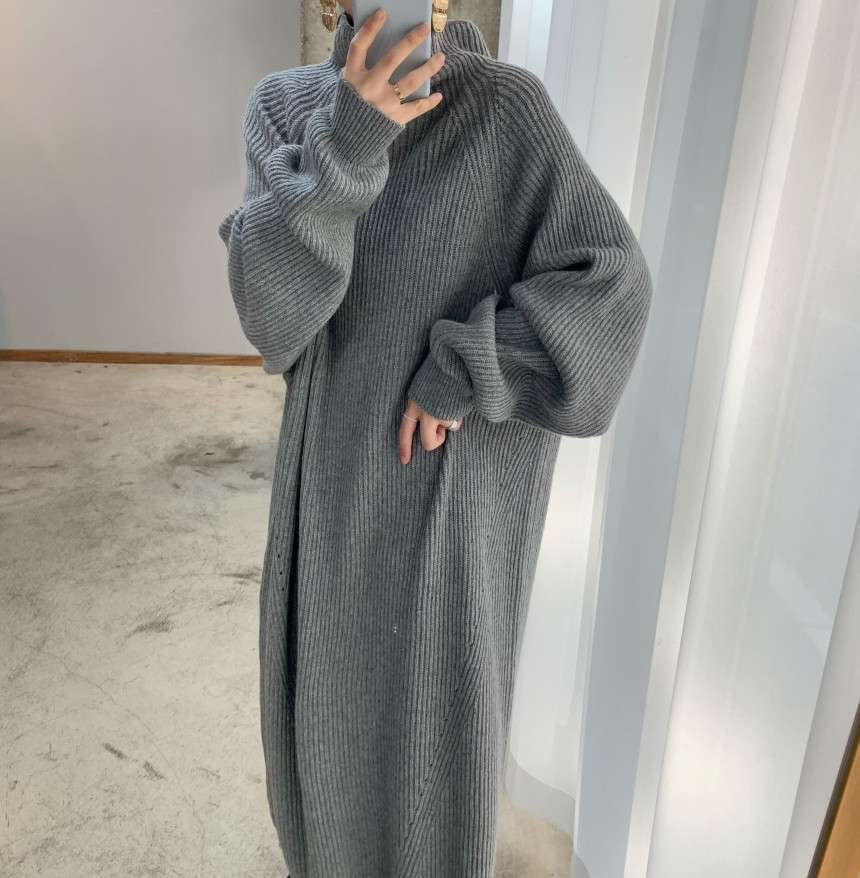 たっぷりボリューム袖のロングニット シンプルファッション