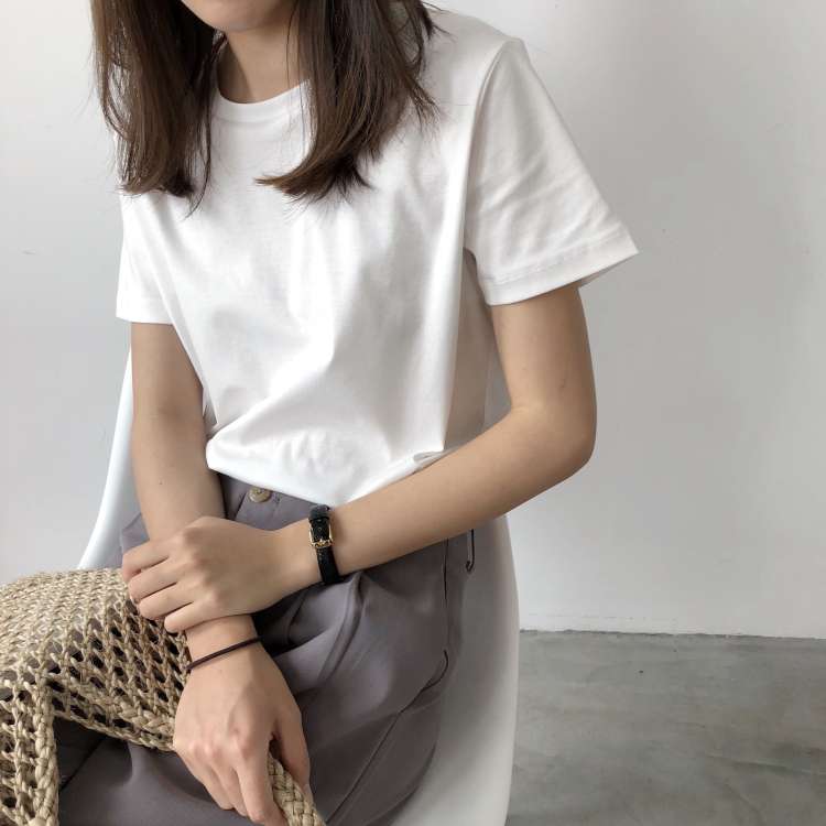 無地Tシャツ シンプルファッション