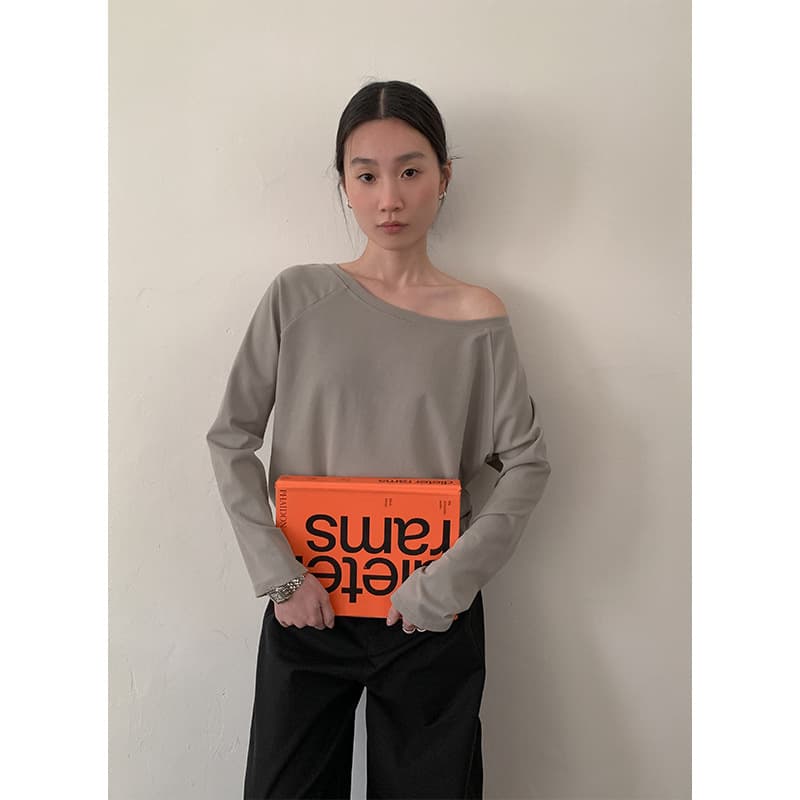 やわらかドレープワンショルダートップス シンプルファッション
