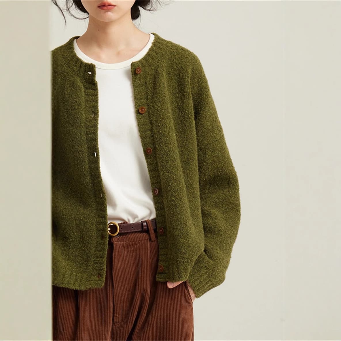 もこもこニットカーディガン シンプルファッション
