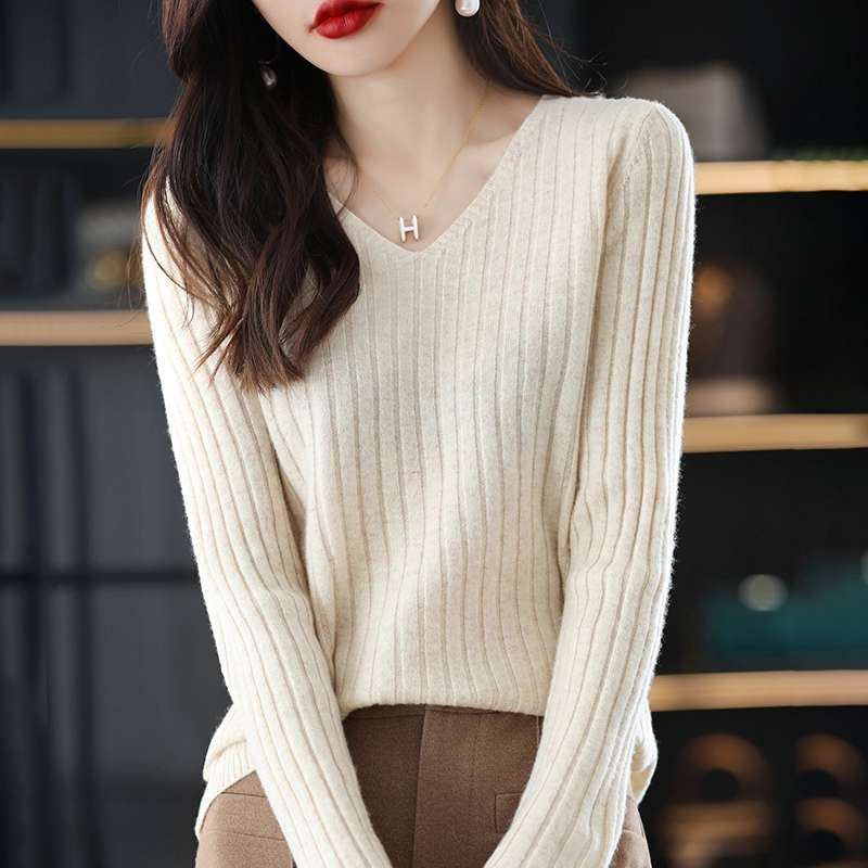 やさしい印象の美シルエット リブニット シンプルファッション