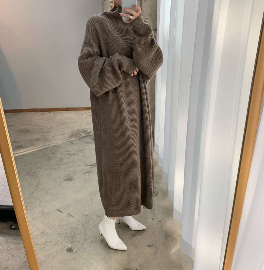 たっぷりボリューム袖のロングニット シンプルファッション