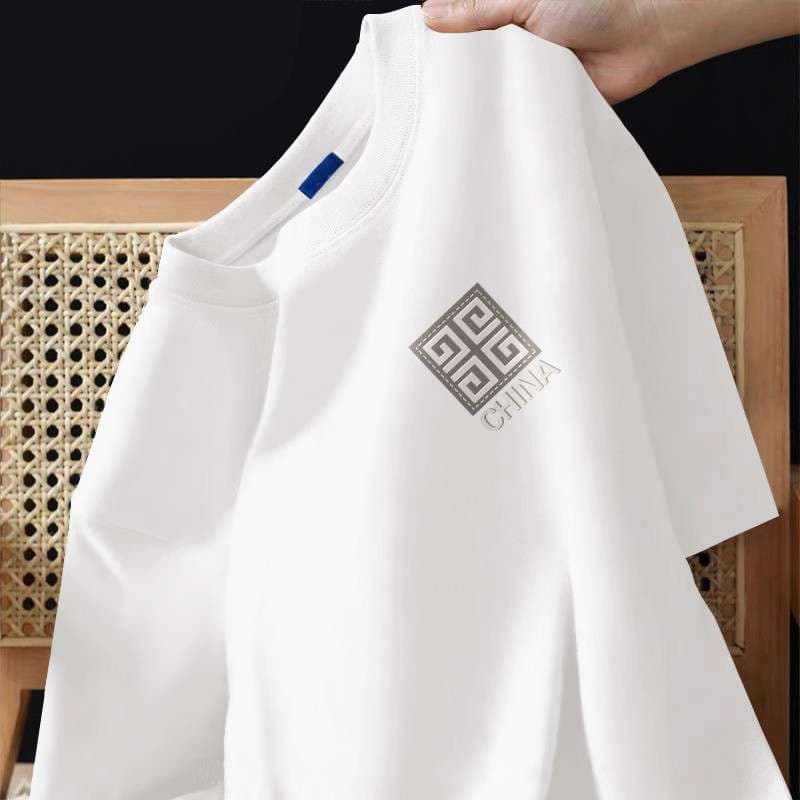 ロゴ入りカジュアルTシャツ シンプルファッション