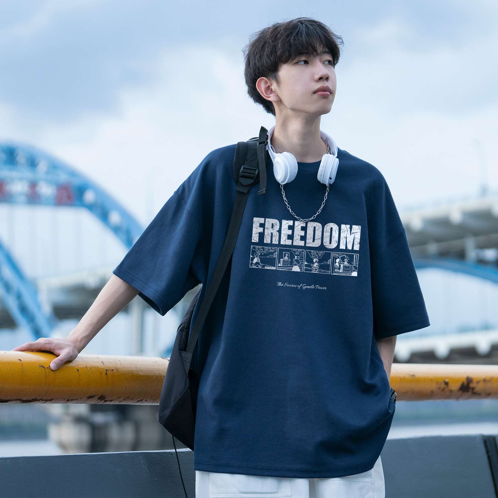 自由を表現するグラフィックTシャツ シンプルファッション