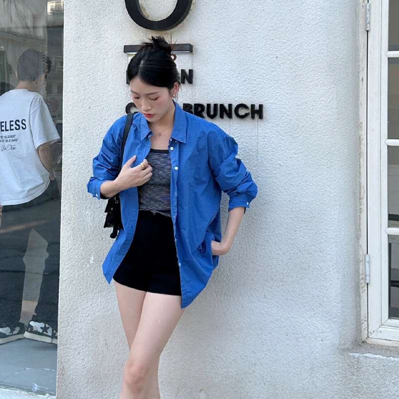 ゆったりシルエットの長袖シャツ シンプルファッション