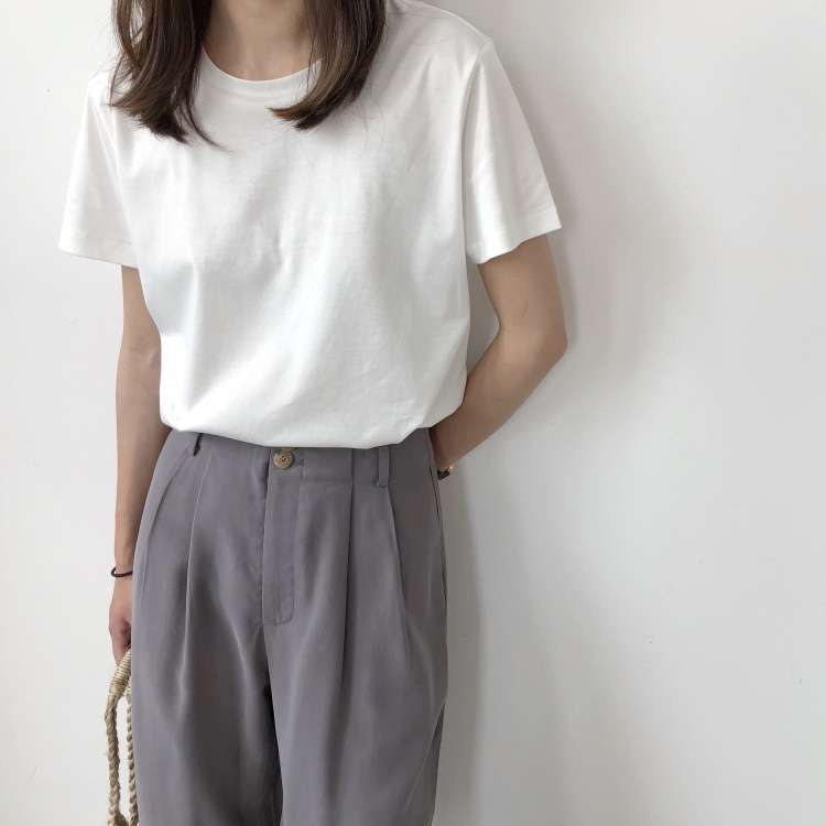 無地Tシャツ シンプルファッション