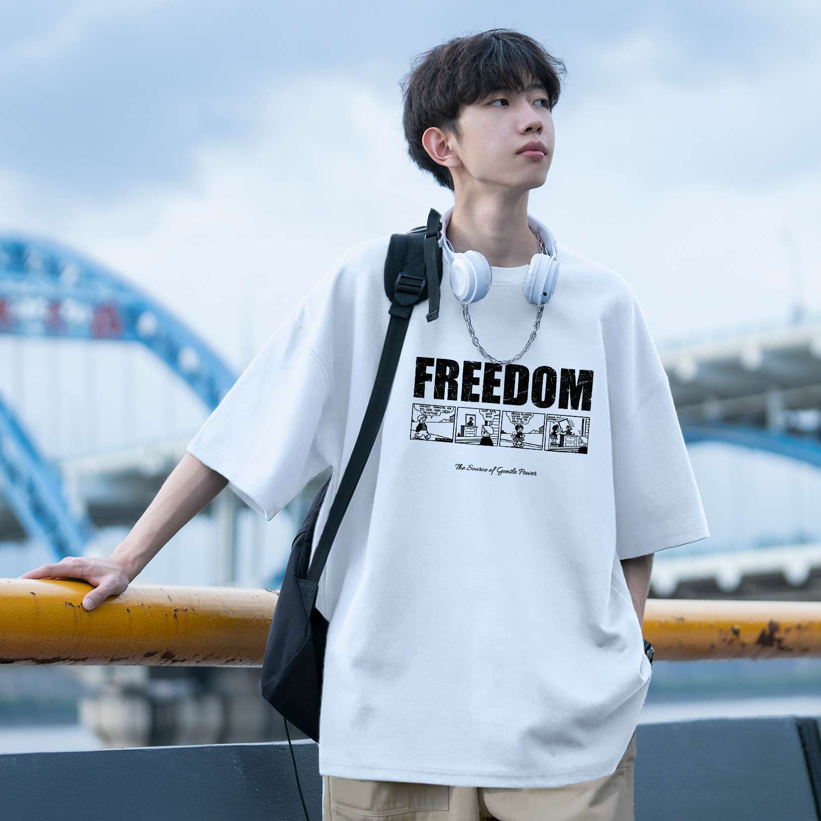 自由を表現するグラフィックTシャツ シンプルファッション