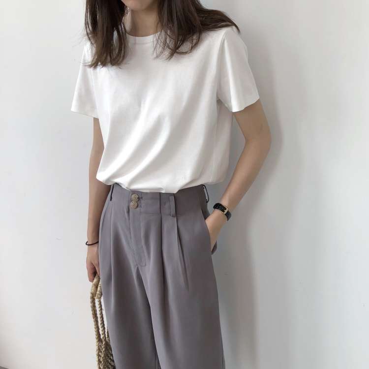 無地Tシャツ シンプルファッション