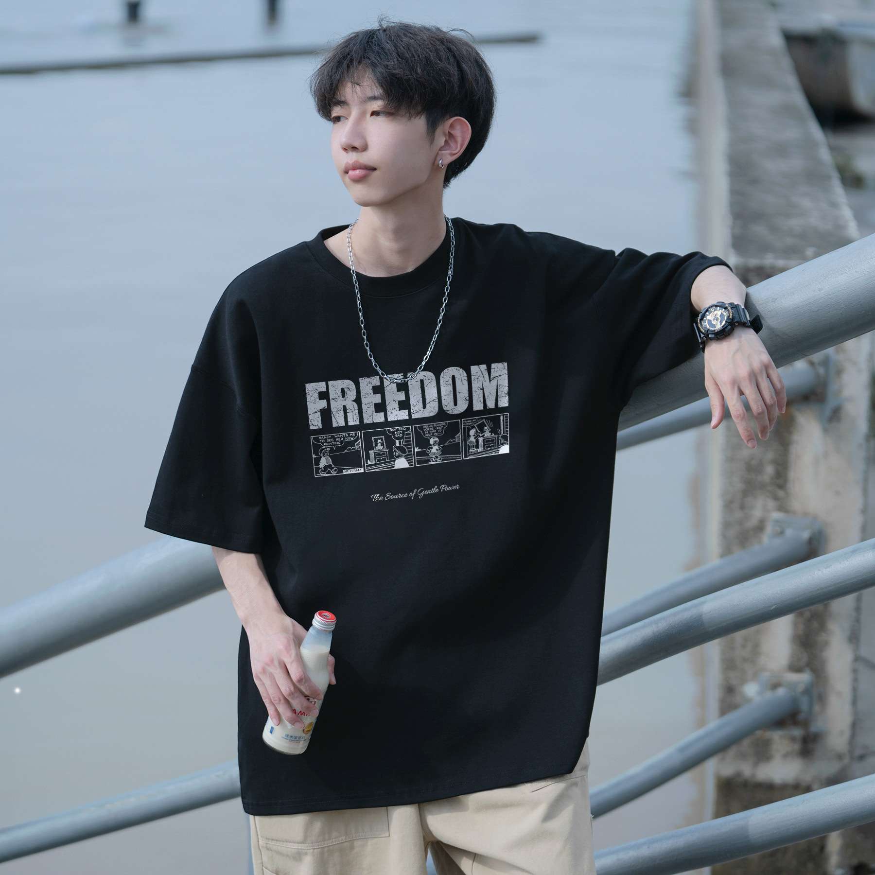 自由を表現するグラフィックTシャツ シンプルファッション